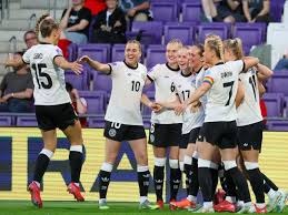 套娃，久保建英坐在涩谷的大久保建英像下握着一个小久保建英